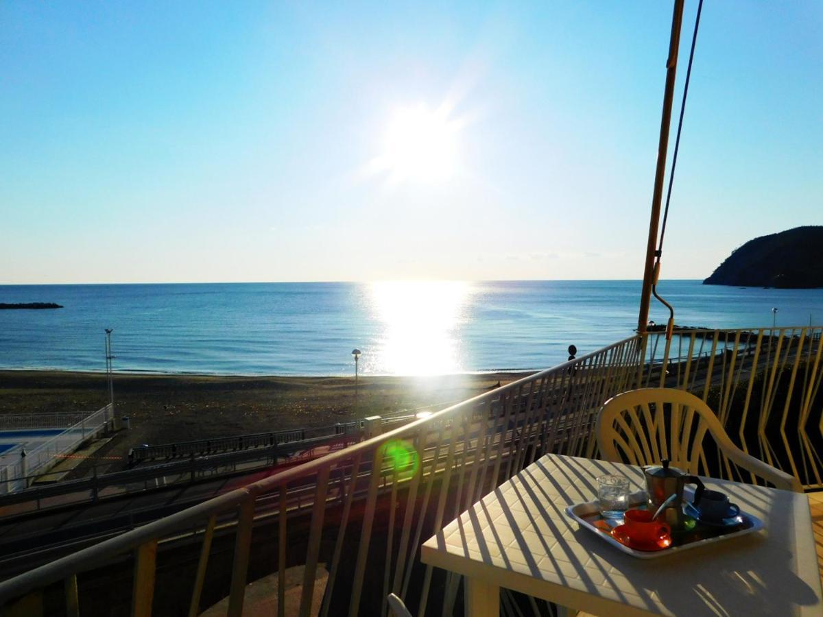Trilocale Con Meravigliosa Vista Mare, Levanto Luaran gambar